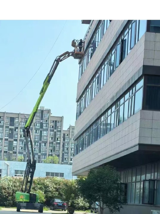 高效安全，靈活便捷——上海昭晨機械設備租賃在嘉定區的16米曲臂車租賃與弱電安裝服務解析